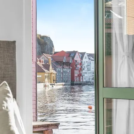 Ocean-view Haven: Take A Swim From Your Window! Apartment Bergen