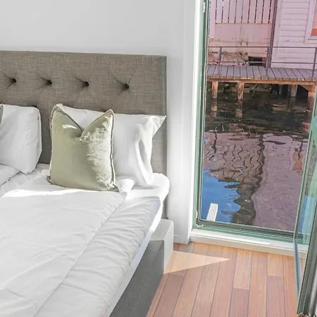 Ocean-view Haven: Take A Swim From Your Window! * 卑爾根